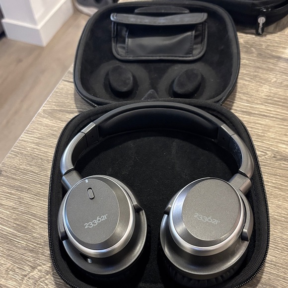 233621 Other - 233621 Silver Wireless Headphones with Case